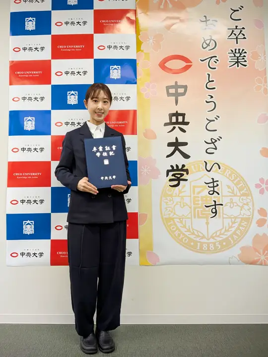 卒業証書を手に