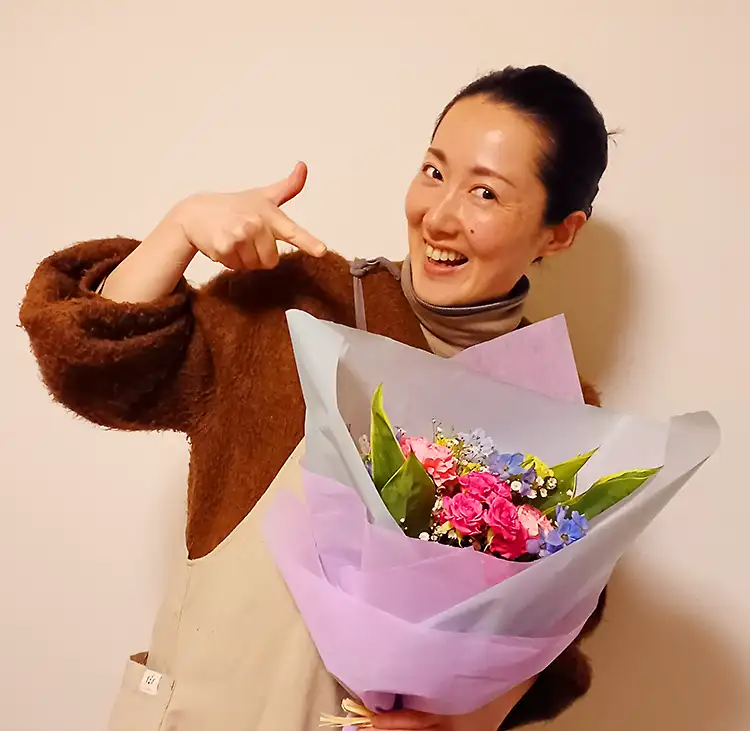 お祝いの花束と