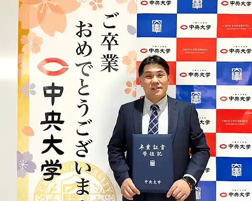 中大パネルをバックに