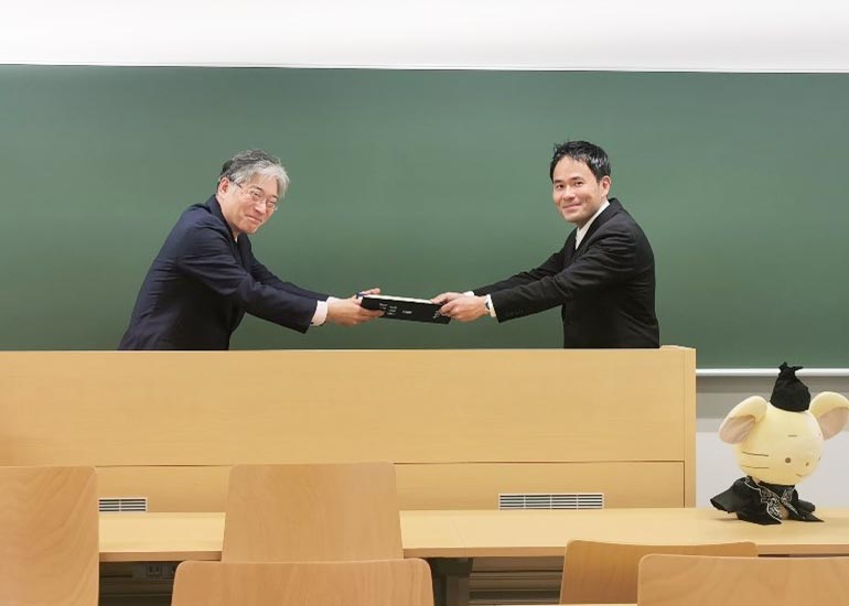 森先生から学位記を手渡し