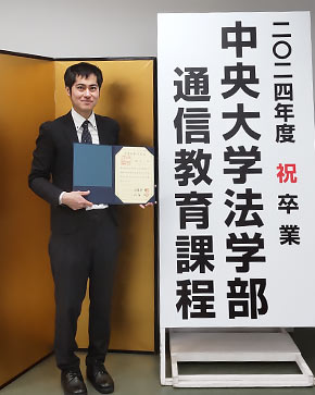 卒業式の記念撮影スポットにて
